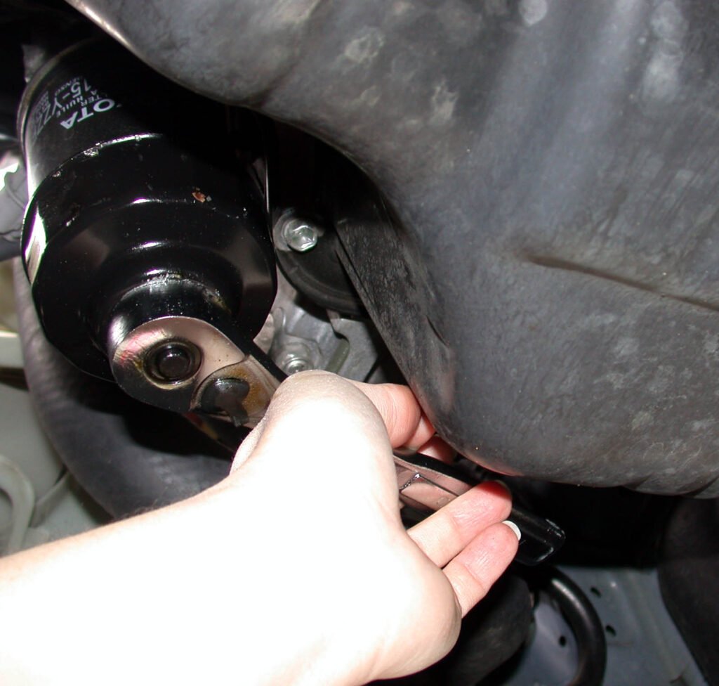 Usando una llave de filtro para cambiar el filtro de aceite del motor