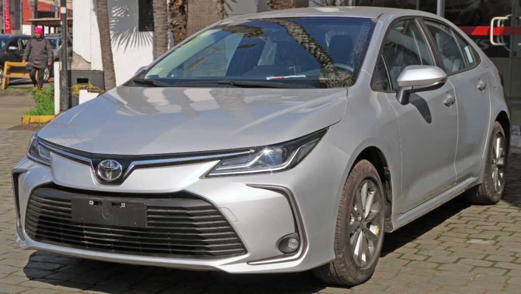 Toyota Corolla sedán, generación E210, la que usa aceite 0W-20 o 0W-16 según el motor