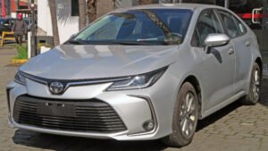 Toyota Corolla sedán, generación E210, la que usa aceite 0W-20 o 0W-16 según el motor